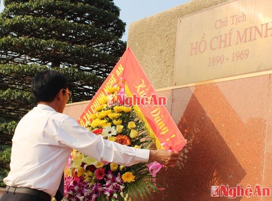 Đồng chí Nguyễn Xuân Hải, Bí thư Đảng ủy, Giám đốc Sở Tài chính dâng lẵng hoa lên Bác