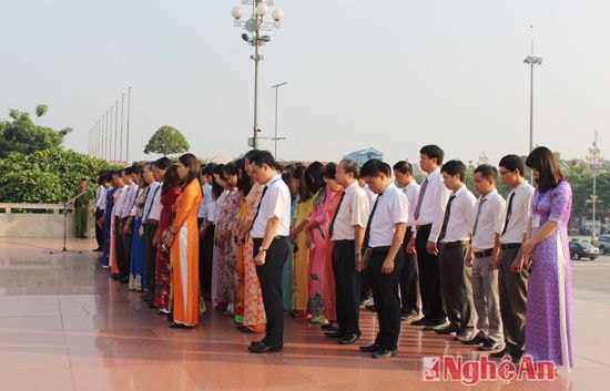 Phút mặc niệm tưởng nhớ đến Bác.