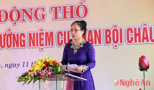 Bà Đinh Thị Lệ Thanh - Ủy viên Ban thường vụ Tỉnh ủy, Phó Chủ tịch UBND tỉnh bày tỏ sự xúc động trước sự kiện nhân văn này. Đồng thời, biểu dương những việc làm vô cùng ý nghĩa của các thế hệ cựu học sinh trường chuyên Phan Bội Châu.