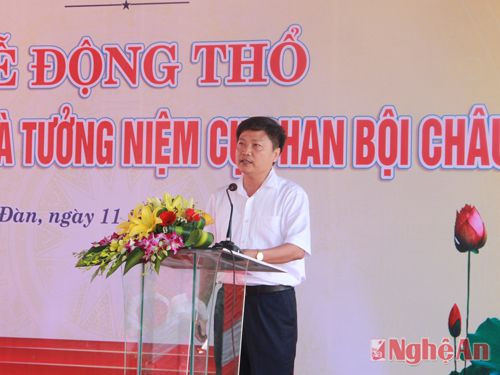 Ông Bành Hồng Hiển, cựu học sinh khóa 9 trường THPT chuyên Phan Bội Châu phát biểu.