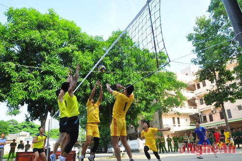 Một pha tấn công từ phía đội tuyển Bộ đội biên phòng tỉnh