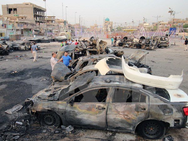 Hiện trường vụ đánh bom xe tại một khu chợ đông đúc ở quận Sadr, thủ đô Baghdad. (Nguồn: AFP/TTXVN)