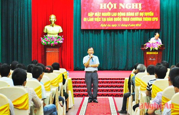 Ông Hồ Văn Hùng - Giám đốc Trung tâm Dịch vụ việc làm tỉnh giải đáp những thắc mắc của các lao động