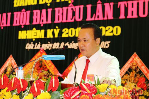 Đồng chí Nguyễn Nam Đình - Bí thư  Thị ủy khóa V nhiệm kỳ 2015 - 2020 đọc diễn văn bế mạc đại hội
