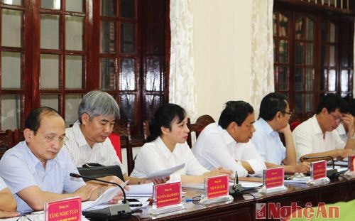 Các địa biểu  lắng nghe tình hình đại hội cấp trên cơ sở và tập trung thảo luận các chỉ tiêu được nêu trong dự thảo