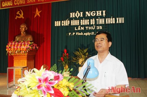 Đồng chí Nguyễn Hữu Lậm -  Ủy viên ban Thường vụ tỉnh ủy - Trưởng Ban tổ chức tỉnh ủy  thông báo tình hình đại hội cấp trên cơ sở