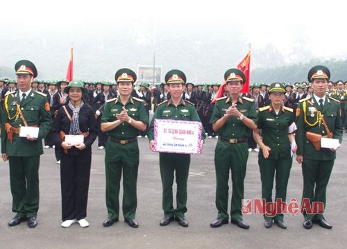 Thủ trưởng Quân khu tặng quà, động viên các nữ QNCN tham gia huấn luyện 