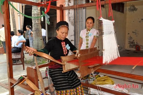Nghề dệt thổ cẩm ở Kỳ Sơn tạo việc làm, tăng thu nhập cho bà con.