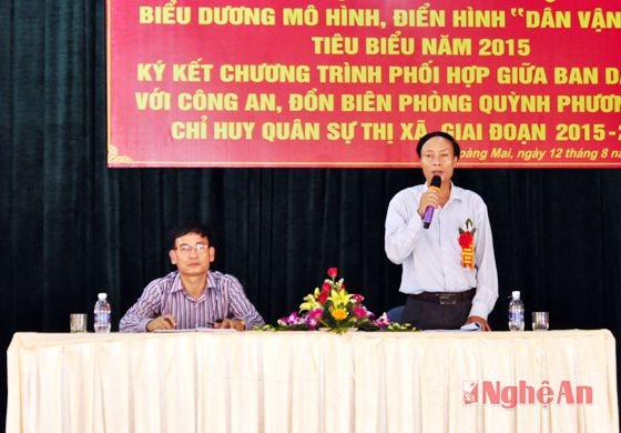 Đồng chí Nguyễn Đình Tề - Trưởng ban Dân vận Thị ủy Hoàng Mai điều hành tham luận tại hội nghị