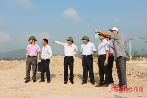 Đoàn khảo sát nắm bắt tình hình giải phóng mặt bằng, triển khai thực hiện dự án tại Hưng Nguyên