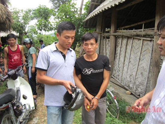 Công an huyện Quế Phong bắt giữ Sầm Văn Hoàng, trú tại bản Mường Mừn (Mường Nọc) vì tội mua bán, tàng trữ trái phép chất ma túy.