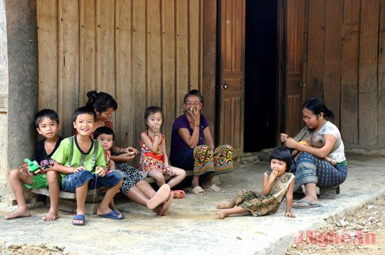 Dân cư bản Đửa, xã Lượng Minh (Tương Dương) hầu hết là người già, phụ nữ và trẻ em