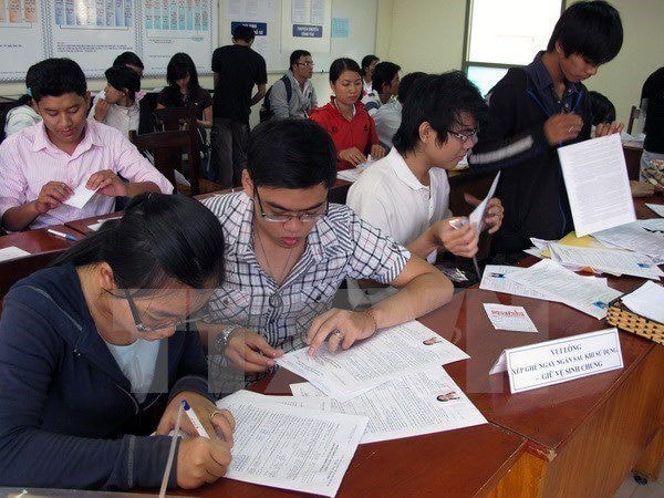 Thí sinh làm hồ sơ dự thi đại học. Ảnh: TTXVN