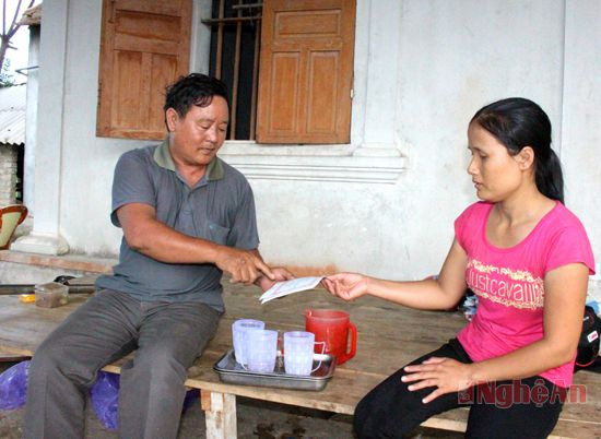 Ông Nguyễn Văn Ninh, cộng tác viên dân số xóm Tân Lam, xã Nam Lộc (Nam Đàn) tuyên truyền chính sách dân số.