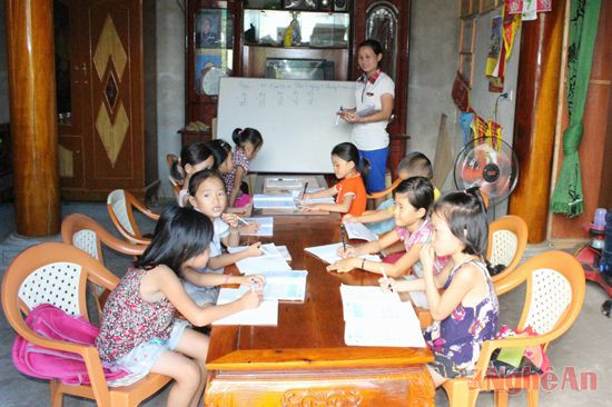 Lớp học hè của trẻ em xóm chài Tân Lam. 