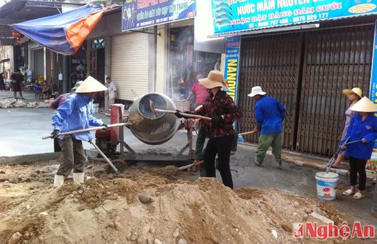 Người dân Nghĩa Hồng - Nghĩa Đàn làm đường giao thông nông thôn.