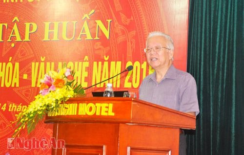 GS.TS Phạm Mạnh Hùng- nguyên Phó Trưởng Ban Tuyên giáo Trung ương, nguyên Thứ trưởng Bộ Y tế quán triệt các chuyên đề.