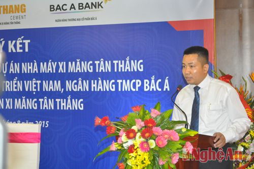 Ông Nguyễn Cao Điến, Tổng giám đốc Công ty CP xi măng Tân Thắng báo cáo quá trình chuẩn bị đầu tư dự án và cam kết thực hiện dự án đúng tiến độ