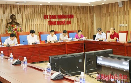 Các đại biểu theo dõi hội nghị trực tuyến tại đầu cầu Nghệ An