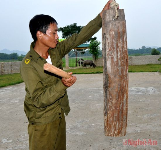 Chiếc mõ cổ của bản Hạ Đông (xã Châu Cường - Quỳ Hợp) dùng làm hiệu lệnh giữ gìn an ninh trật tự.