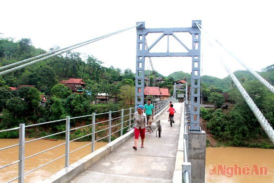 Cầu treo mới giúp người dân bản Khe Ngậu có thể dễ dàng qua sông Nậm Mộ.