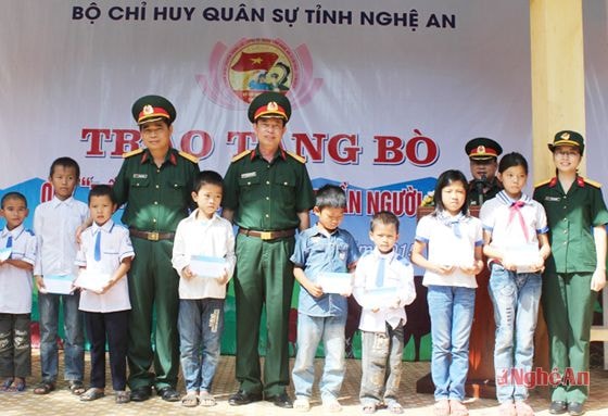 Đoàn công tác tặng quà cho các em học sinh nghèo xã Đại Thành