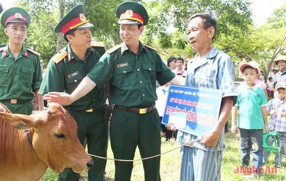 Trao tặng bò giống cho hộ nghèo trong xã Đại Thành.