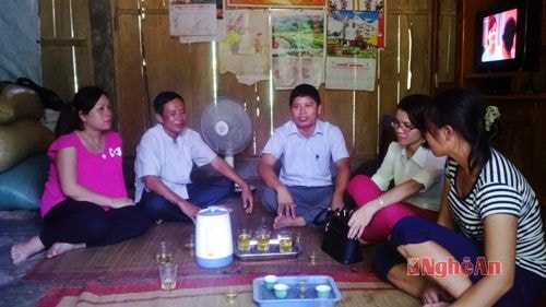 Cán bộ Phòng Tư pháp Quế Phong trao đổi với gia đình anh