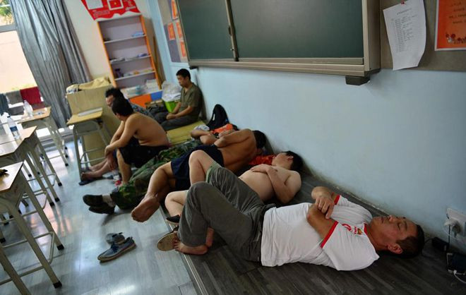 Phòng học của một trường tại Thiên Tân trở thành nơi ở tạm thời. Ảnh: Cfp.