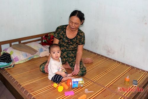 Chị Nguyễn Thị Hoà, công nhân Công ty TNHH Minh Anh Kim Liên (KCN Bắc Vinh) phải gửi con lớn về ngoại và nhờ bà nội trông con thứ 2.