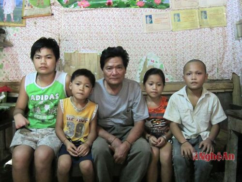 Ông Lương Văn Nâm (bản Minh Phương, xã Lượng Minh, huyện Tương Dương) bên những đứa cháu nội ngoại có bố mẹ đang thụ án tù do phạm tội về ma túy.