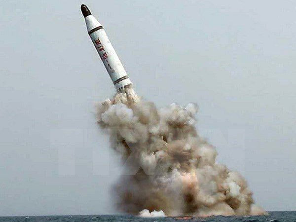 Triều Tiên bắn thử thành công một loại tên lửa đạn đạo phóng từ tàu ngầm. Ảnh: Yonhap/TTXVN