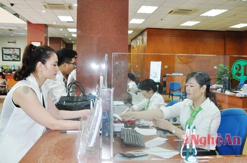 Vietcombank- một trong những ngân hàng (Trong ảnh: Giao dịch tại ngân hàng Vietcombank chi nhánh Vinh)