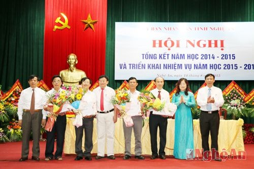 Tặng hoa cho các cán bộ về hưu