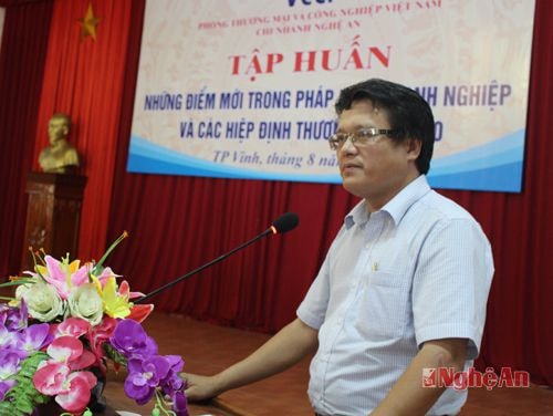 Ông Phan Duy Hùng, đại diện lãnh đạo Phòng Thương mại và công nghiệp Việt Nam, chi nhánh Nghệ An khai mạc lớp tập huấn