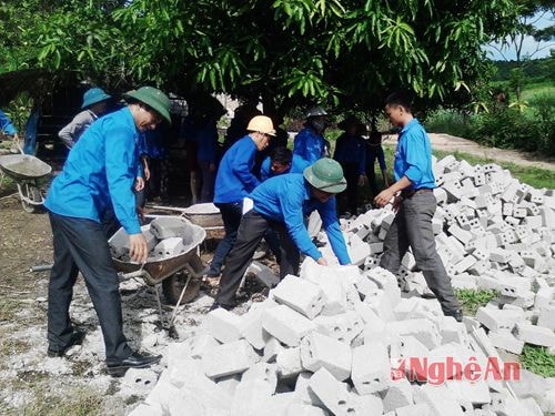 Đội tình nguyện viên là giáo viên tổng phụ trách đội các trường học giúp đỡ ngày công làm nhà cho em Vi Đình Thêm 