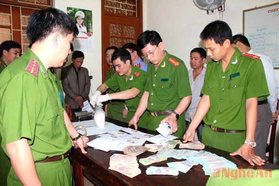 Công an huyện Hưng Nguyên giám định tang vật tại một vụ án ma túy ở xã Hưng Lĩnh.