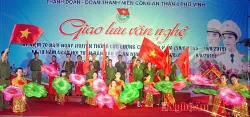 Chương trình giao lưu văn nghệ được khép lại bằng tiết mục Mười chín Tháng tám gợi lạ không khí sôi động, hào hùng của mùa thu lịch sử