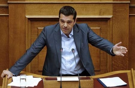 Thủ tướng Hy Lạp Alexis Tsipras phát biểu cuối phiên họp quốc hội tại Athens hôm 14/8. Ảnh: Reuters