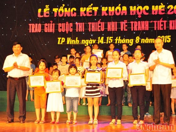 Lãnh đạo thành phố và Công ty Điện lực Nghệ An trao giải nhất và nhì cho các 