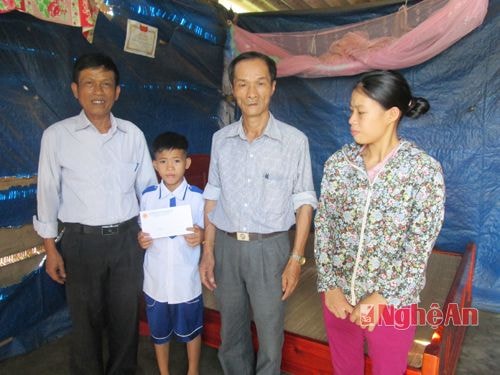  Trao quà Tiếp sức đến trường cho em Trường Văn Hiếu - học sinh lớp 3 trường Tiểu học Nghĩa An.