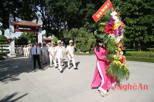 Đại tá Nguyễn Hữu Cầu, UV BTV Tỉnh ủy, Bí thư Đảng ủy, Giám đốc Công an tỉnh dẫn đầu đoàn cán bộ cốt cán Công an Nghệ An dâng hương, dâng hoa, báo công lên Bác tại Khu di tích Kim Liên