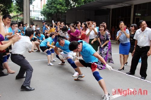 Cán bộ, nhân viên Bưu điện tỉnh hào hứng tham gia tranh tài môn kéo co