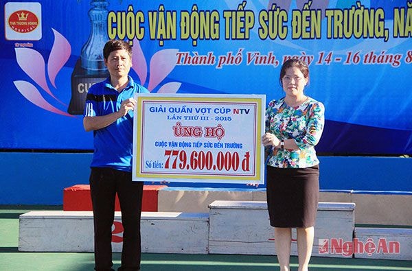 Ông Lê Minh Ngọc - Phó Giám đốc Đài PT-TH Nghệ An, Phó Ban tổ chức Giải trao tượng trưng số tiền ủng hộ cuộc vận động tiếp sức đến trường cho Sở Giáo dục Và Đào tạo