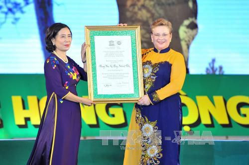 Bà Katherine Muller Marin, Trưởng Đại diện UNESCO tại Việt Nam (phải) trao bằng UNESCO ghi danh Vườn Quốc gia Phong Nha - Kẻ Bàng là di sản thiên nhiên thế giới lần 2 cho Thứ trưởng Bộ Văn hóa, Thể thao & Du lịch Đặng Thị Bích Liên.