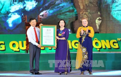 Thứ trưởng Bộ Văn hóa, Thể thao & Du lịch Đặng Thị Bích Liên trao bằng cho ông Nguyễn Hữu Hoài - Chủ tịch UBND tỉnh Quảng Bình