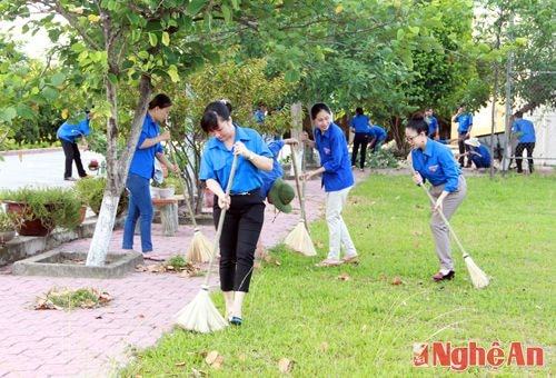 Các đoàn viên của Chi đoàn Báo Nghệ An tham gia vệ sinh ở trong cơ quan.