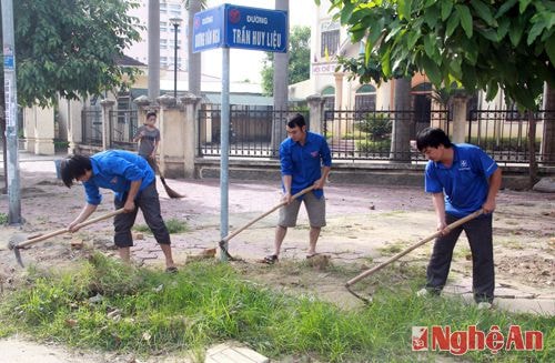 Đoàn viên sở Thông Tin và Truyền Thông vệ sinh trước cơ quan.