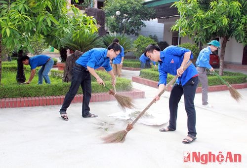 Đoàn viên của Hội Chữ thập đỏ tỉnh vệ sinh tại đường trước cơ quan của Hội.