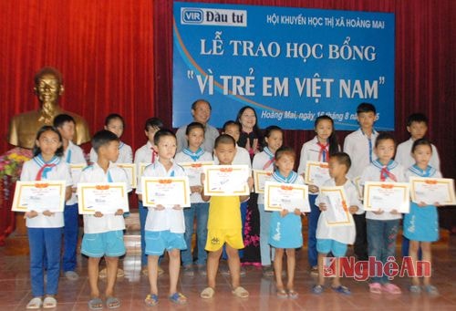  Trao quà cho các em học sinh nghèo vượt khó học giỏi